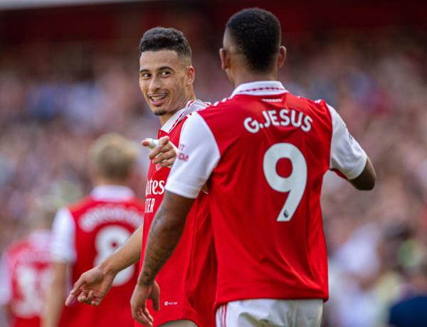 辽宁男篮在CBA杯赛中爆冷输给江苏男篮，外援选择引发争议，球迷对阵容实力和磨合表示不满。