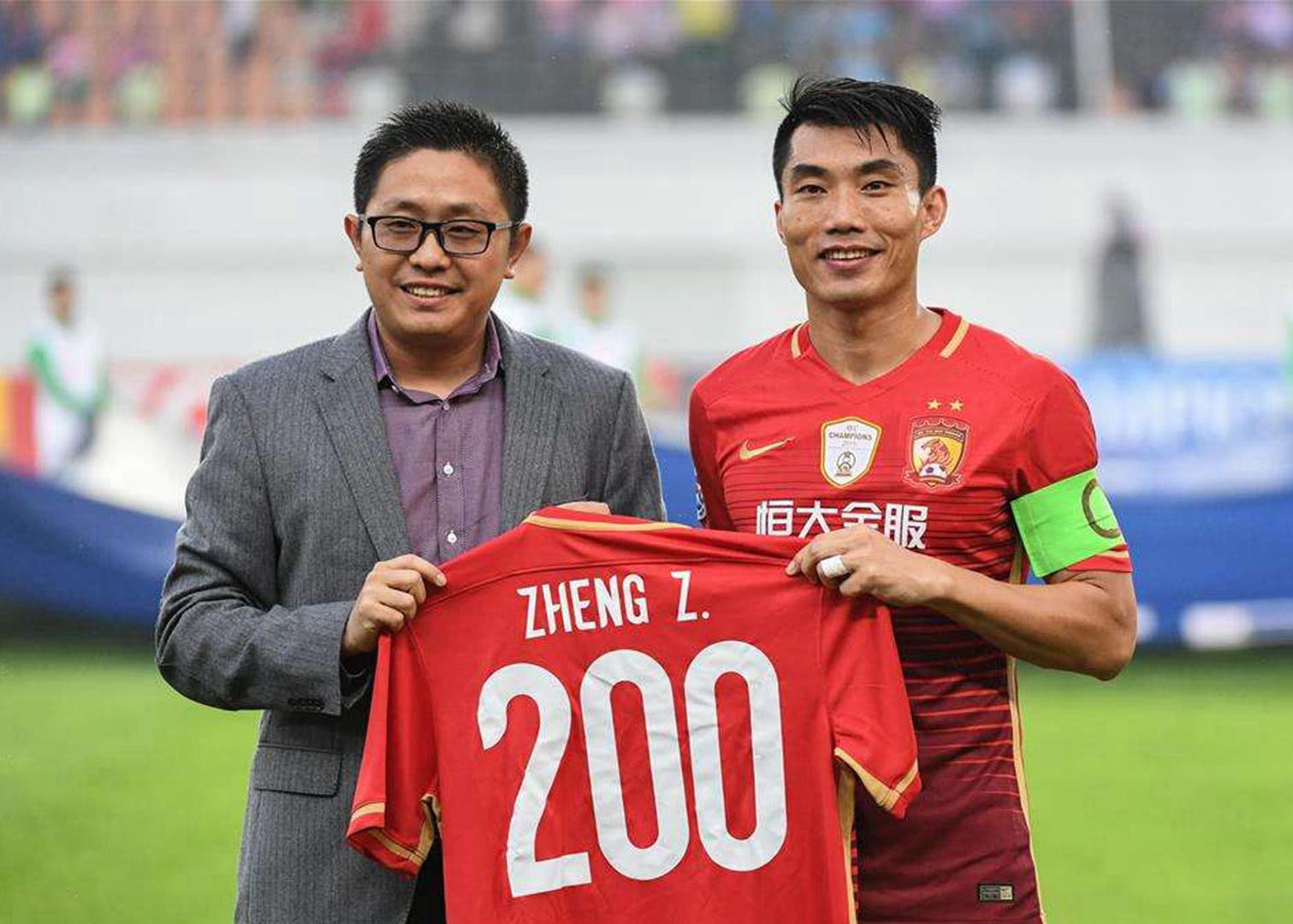 芒特进球后奔向B费，眼神启动诠释默契