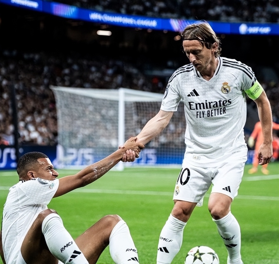 弗拉霍维奇在尤文前20场欧冠打入9球，仅次于C罗和伊瓜因