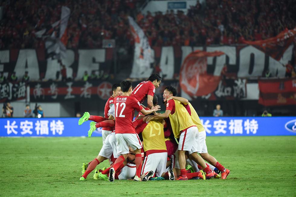 皇家马德里有意出人意料地任命阿隆索为新任主教练，而伯纳乌球员则被指控“扰乱秩序”。